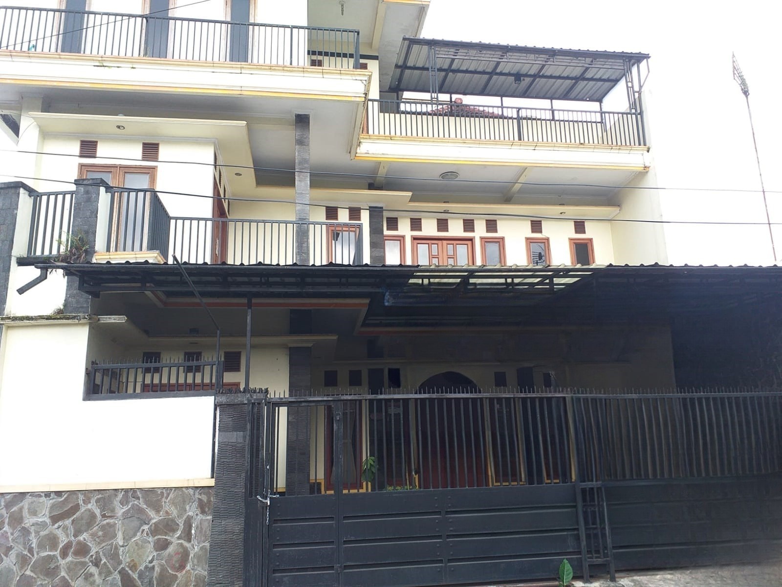 Dijual Rumah 3 Lantai Danau Bratan Timur Klojen Malang - Image 1