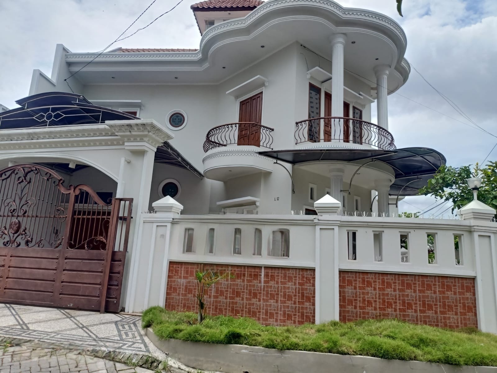 Dijual Rumah Mewah 3 Lantai di Villa Kalijudan Indah Surabaya Timur - Image 1