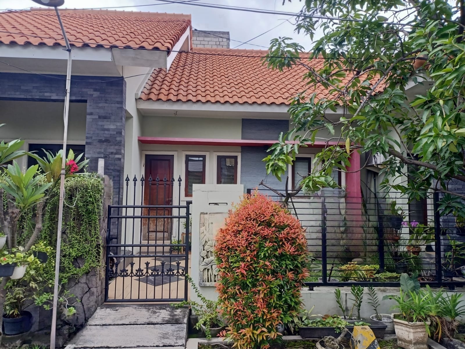Disewakan Rumah di Wisma Permai Tengah Surabaya Timur - Image 1