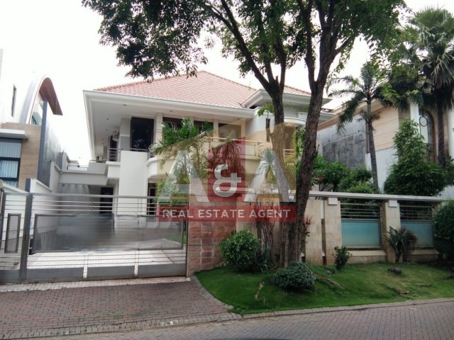 Dijual rumah di Graha Family - Image 1