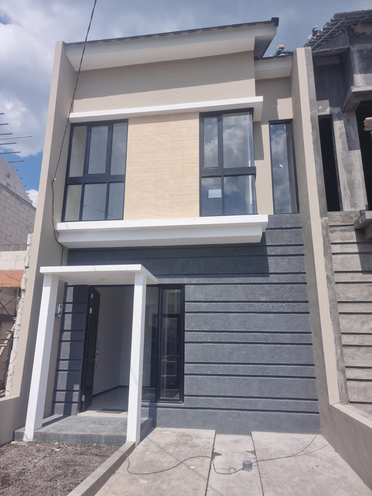 DISEWAKAN RUMAH BARU GRESS SURABAYA SELATAN GRAND ALANA - Image 1