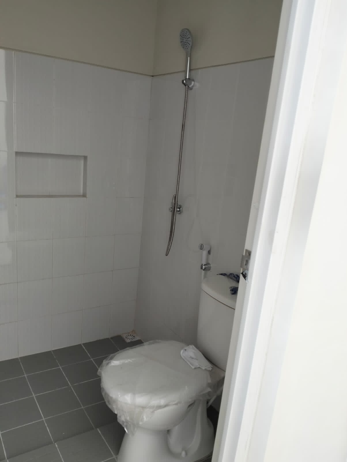 DISEWAKAN RUMAH BARU GRESS WILAYAH GRAND DELTA SARI SIDOARJO - Thumbnail 2