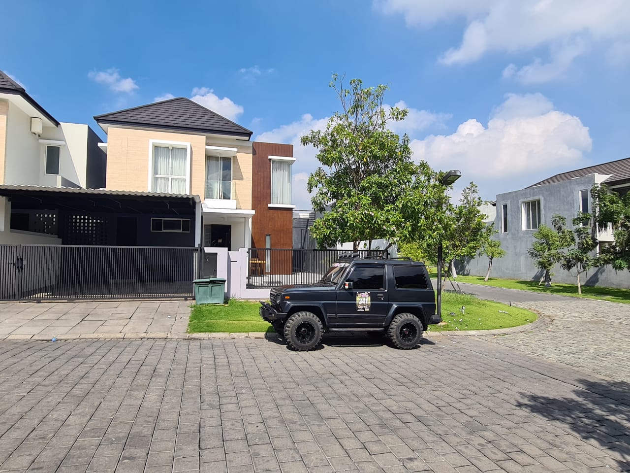 DIJUAL Rumah semi furnish baru minimalis Graha Natura Sby Barat - Image 1