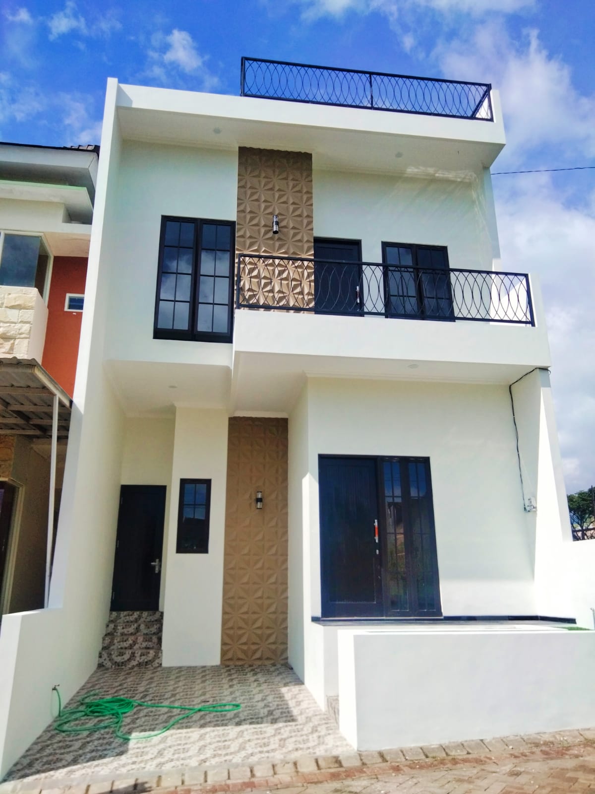 Dijual Vila Lokasi Strategis di Malang - Image 1