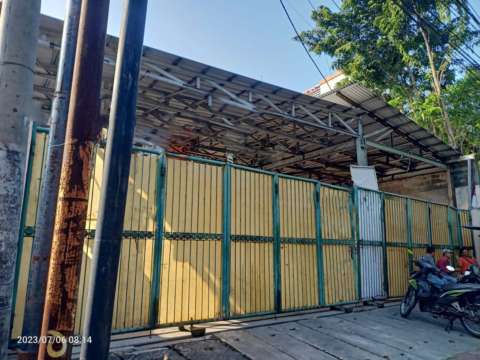 Dijual Rumah Strategis dan Murah di Raya Manyar - Image 1