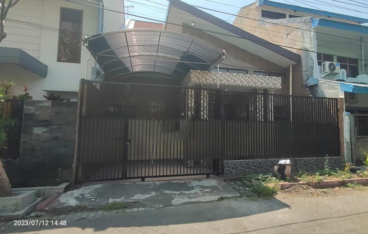 Dijual Rumah Di Daerah Manyar Berlokasi Strategis - Image 1