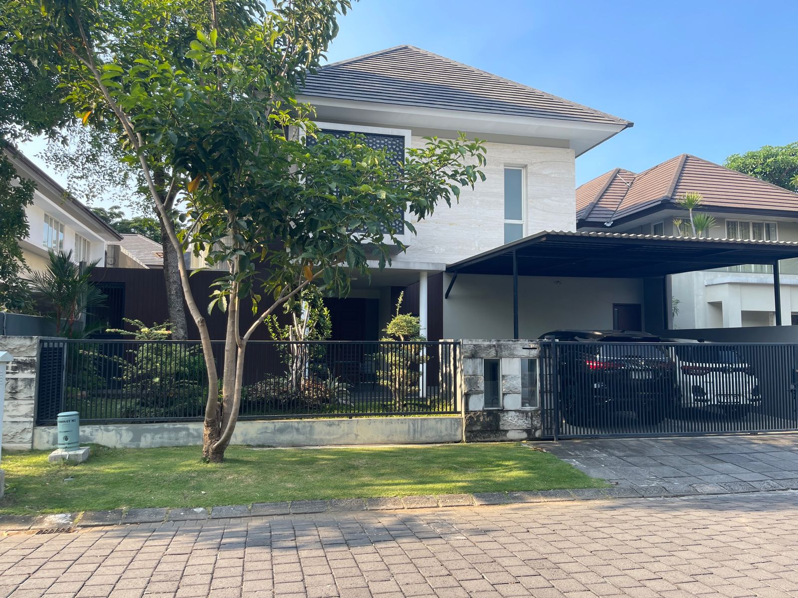 DIJUAL RUMAH MEWAH GRAHA NATURA SURAAYA BARAT - Image 1