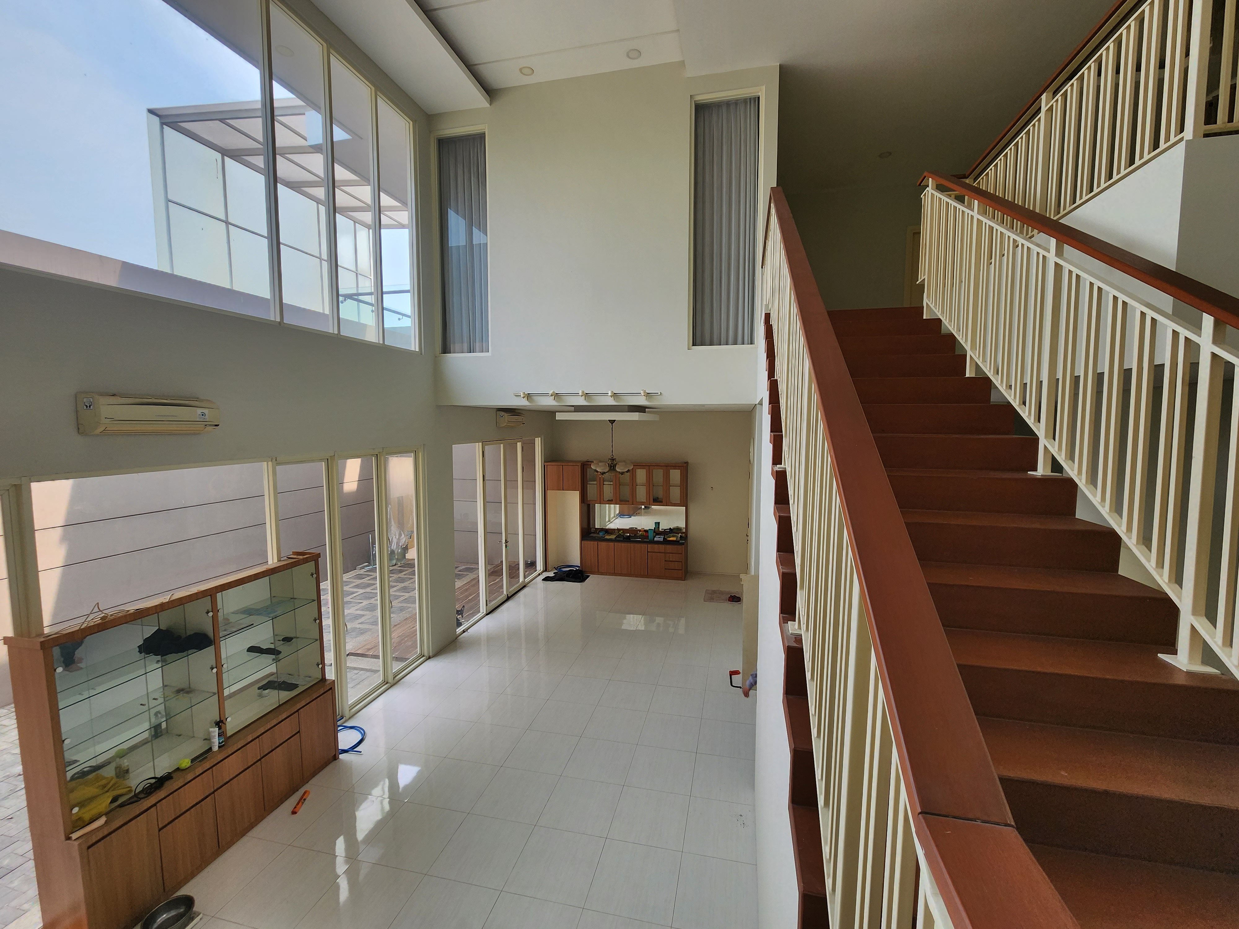 Dijual cepat rumah siap huni minimalis Raffles Garden Citraland Utama dekat Gwalk - Image 1