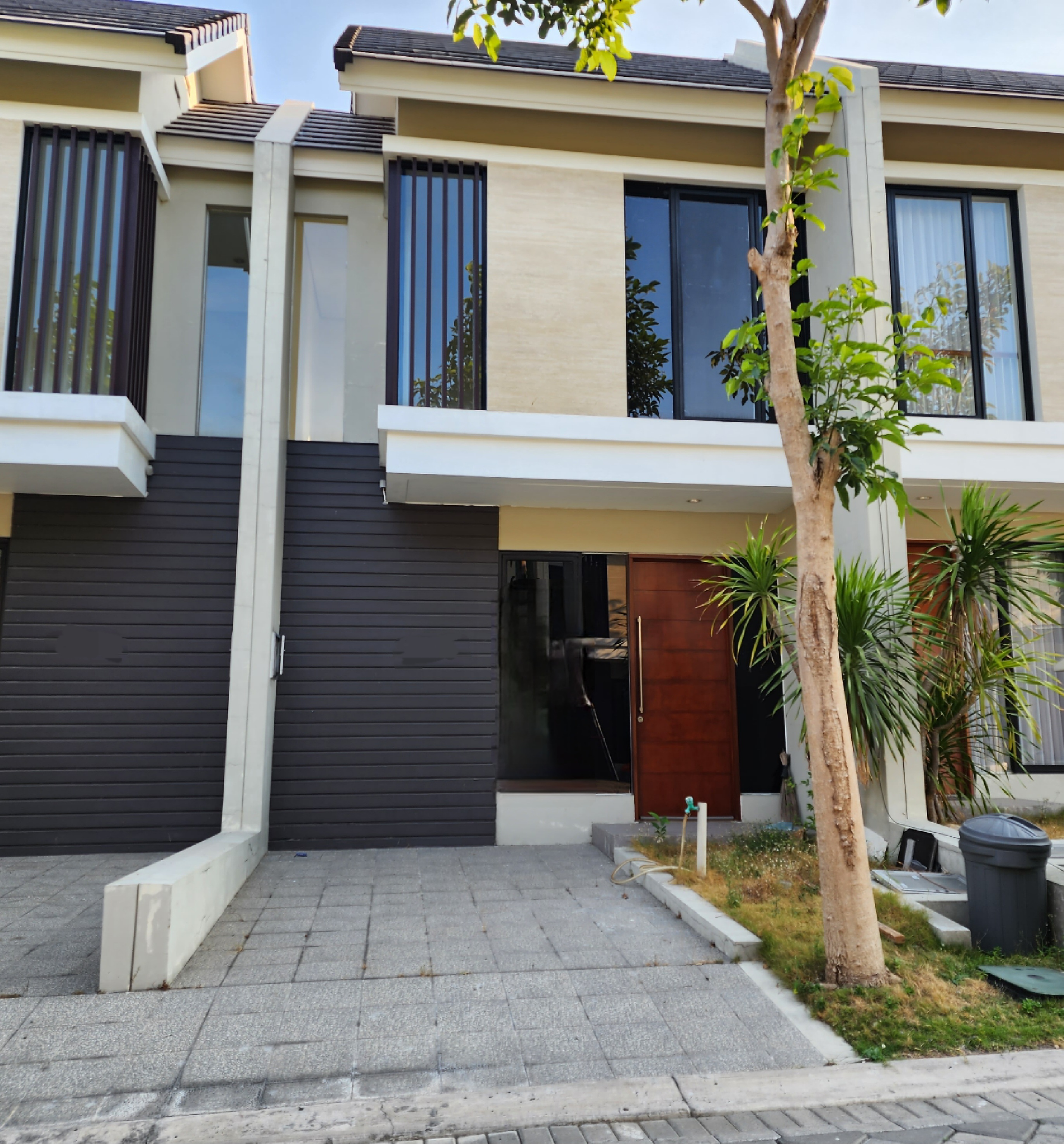 Rumah 2 lantai minimalis northwest lake citraland surabaya barat - Image 1