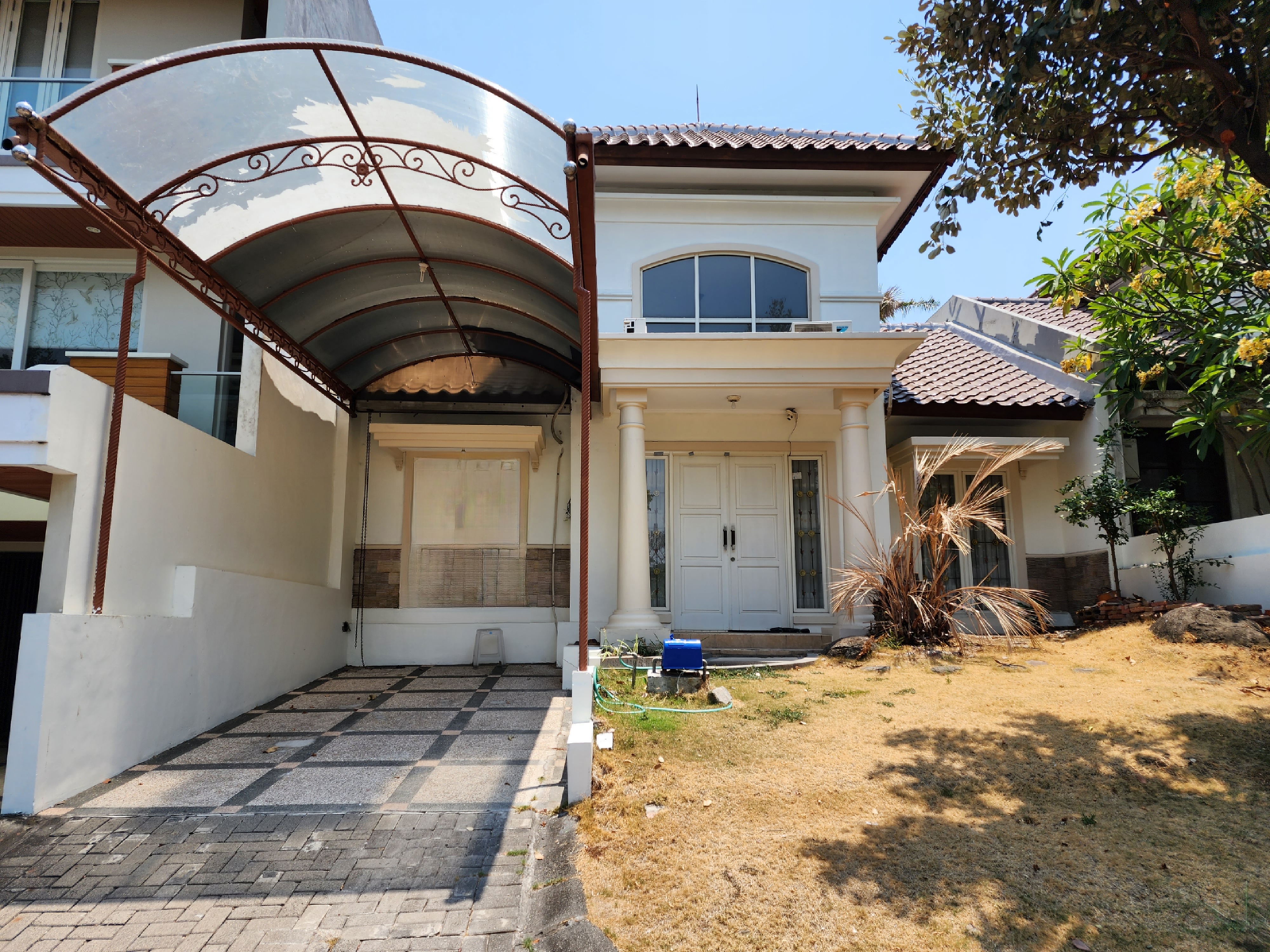 Disewakan rumah south emerald citraland utama dekat pakuwon graha family - Image 1