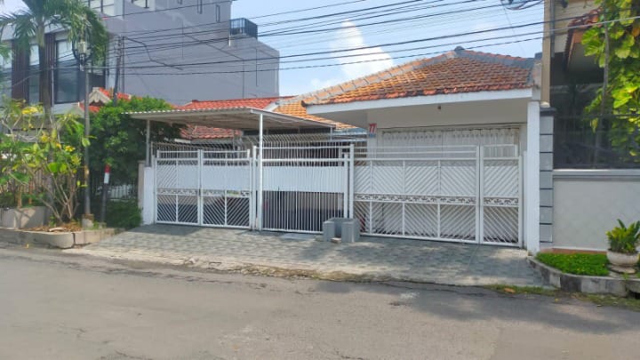 Disewakan Rumah Murah Siap Huni di Raya Simpang Darmo Permai Selatan Surabaya Barat - Image 1