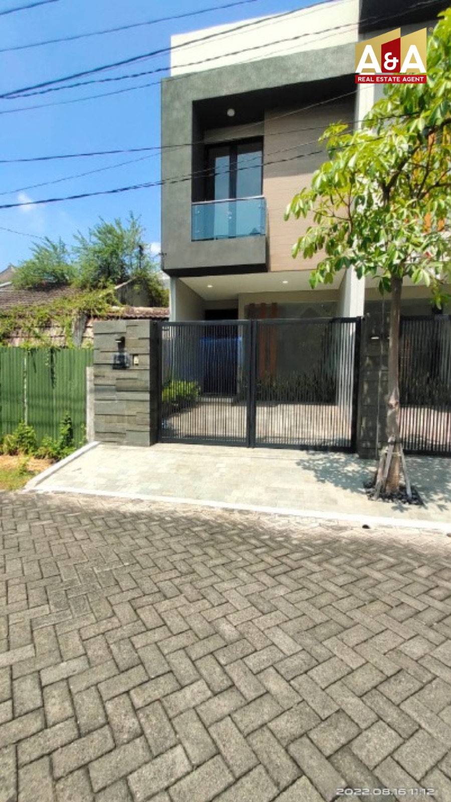 Dijual Rumah Stategis di Manyar Jaya Surabaya - Image 1