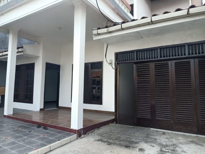 Disewakan Rumah Stategis di Gayungsari Surabaya - Image 1