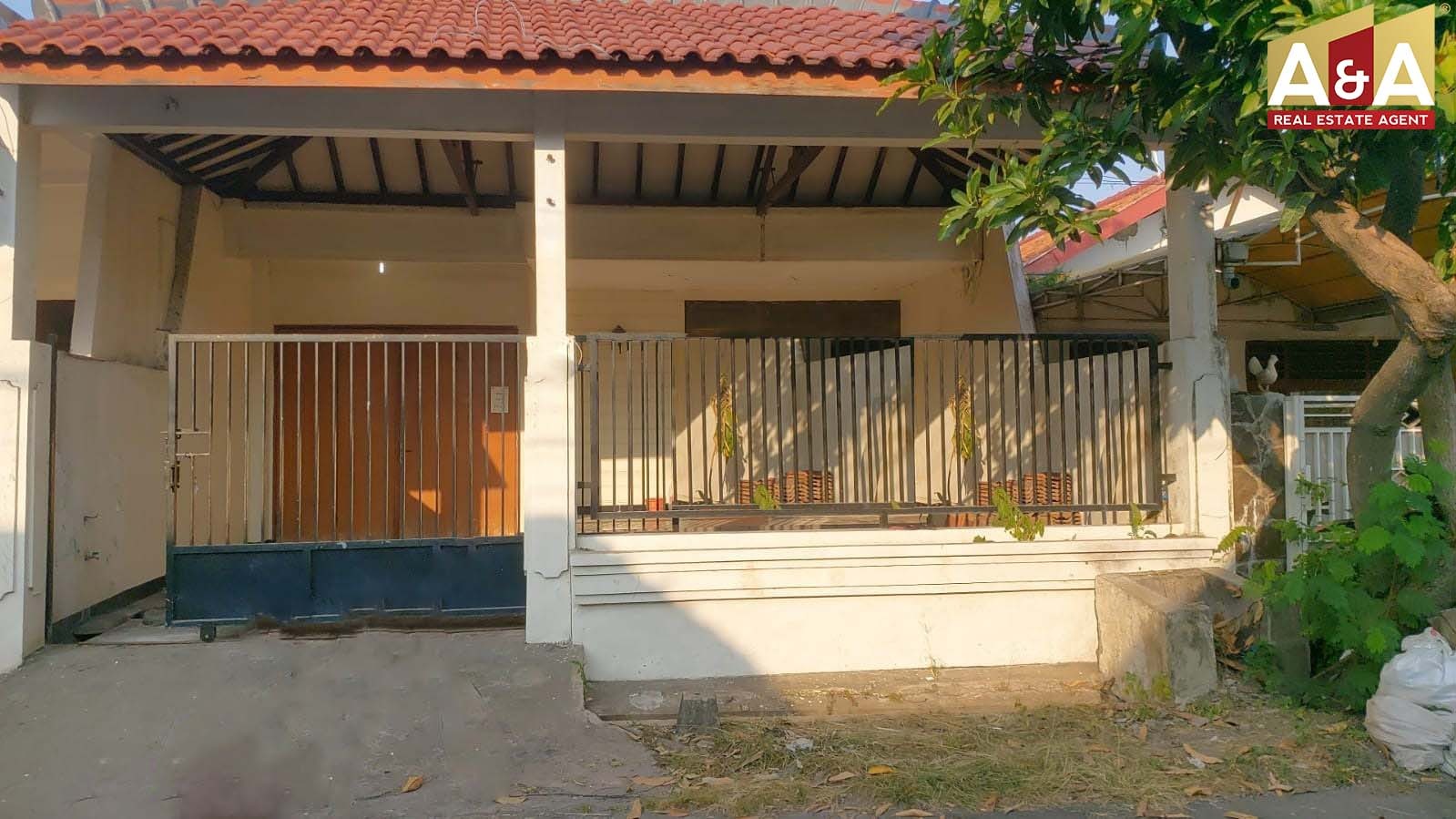 Disewakan Rumah Strategis di Pucang Sawit Surabaya - Image 1