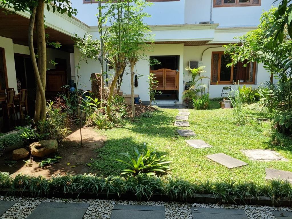 Dijual Rumah Desain Klasik di Jl. Sedap Malam, Genteng Kota Surabaya - Image 1