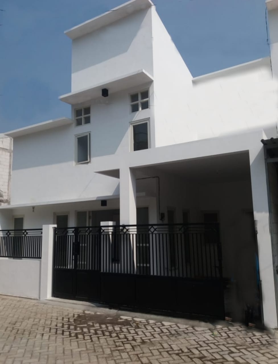 Dijual Rumah Nyaman di De Alamuda Residence, Wiyung Surabaya Barat - Thumbnail 2