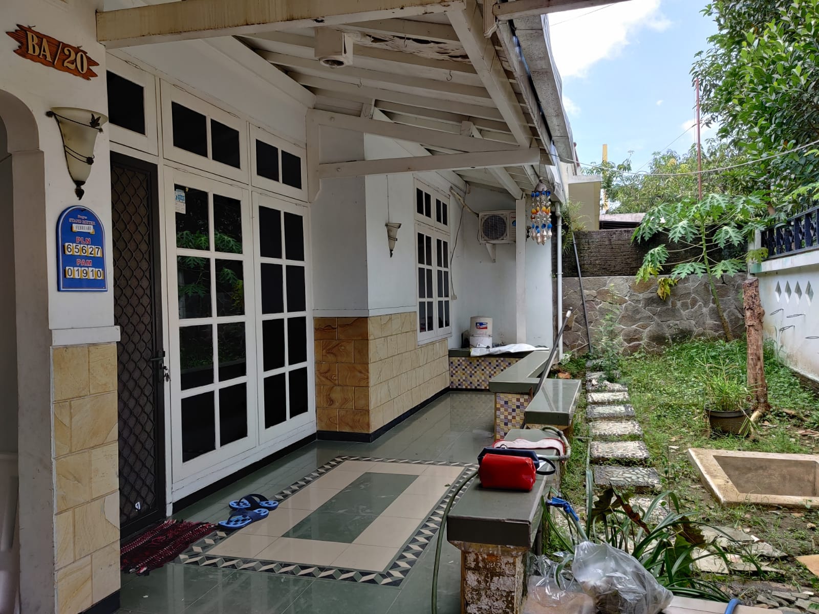 Disewakan Rumah Cantik dan Terawat di Ketintang Surabaya Selatan - Thumbnail 2