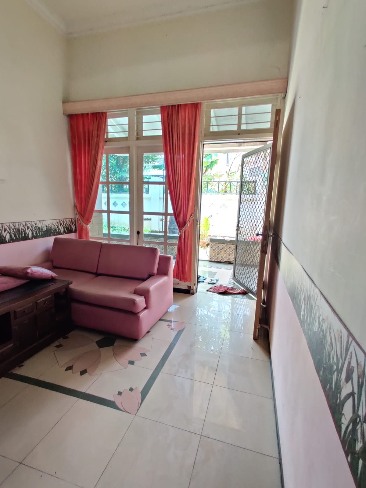 Disewakan Rumah Cantik dan Terawat di Ketintang Surabaya Selatan - Thumbnail 3