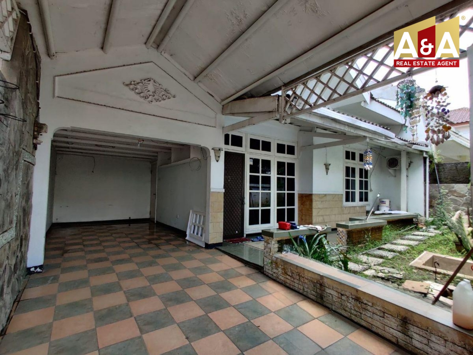 Disewakan Rumah Cantik dan Terawat di Ketintang Surabaya Selatan - Image 1