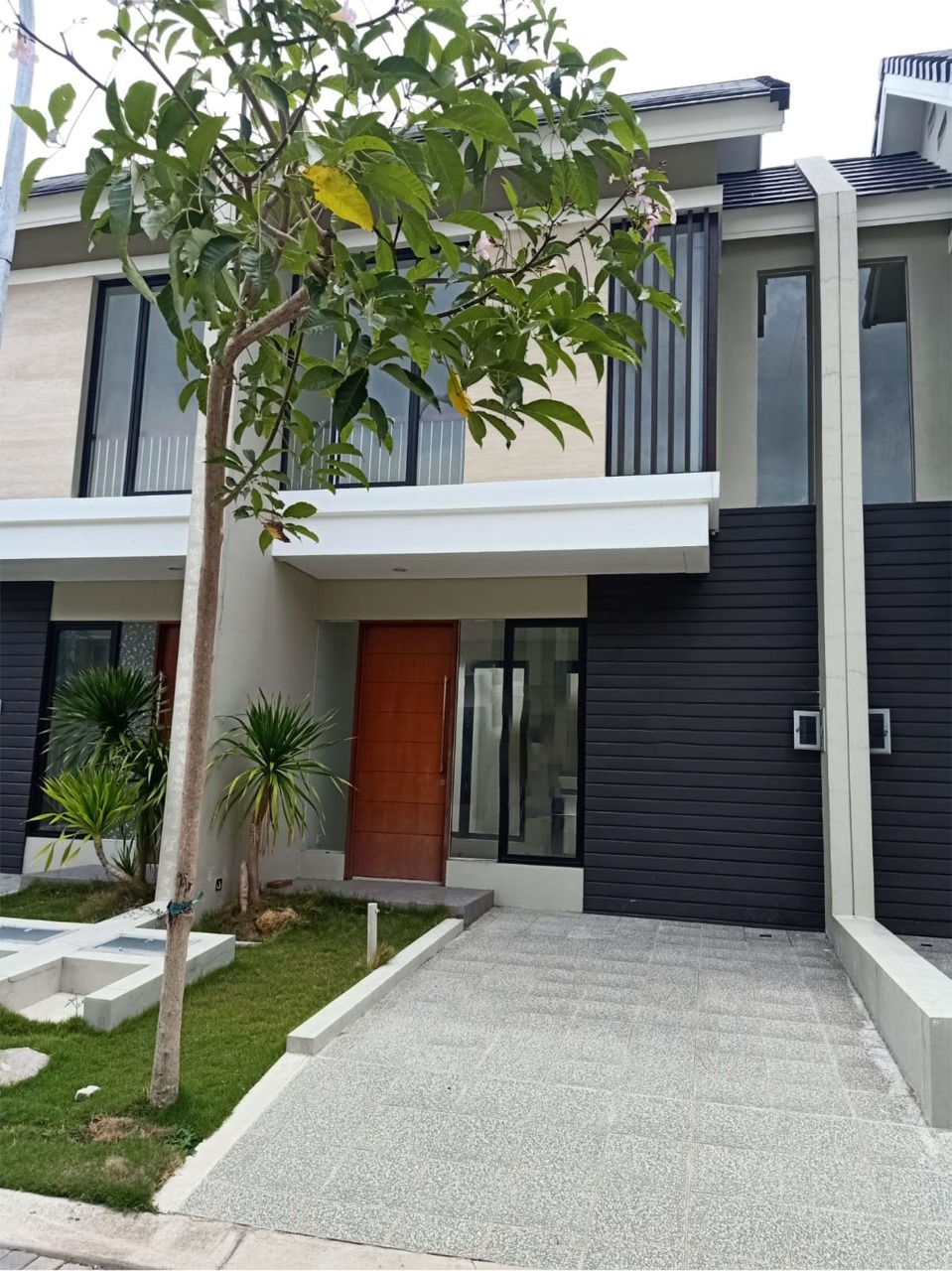 Dijual Rumah Bagus dan Nyaman Northwest Lake Surabaya Barat - Image 1