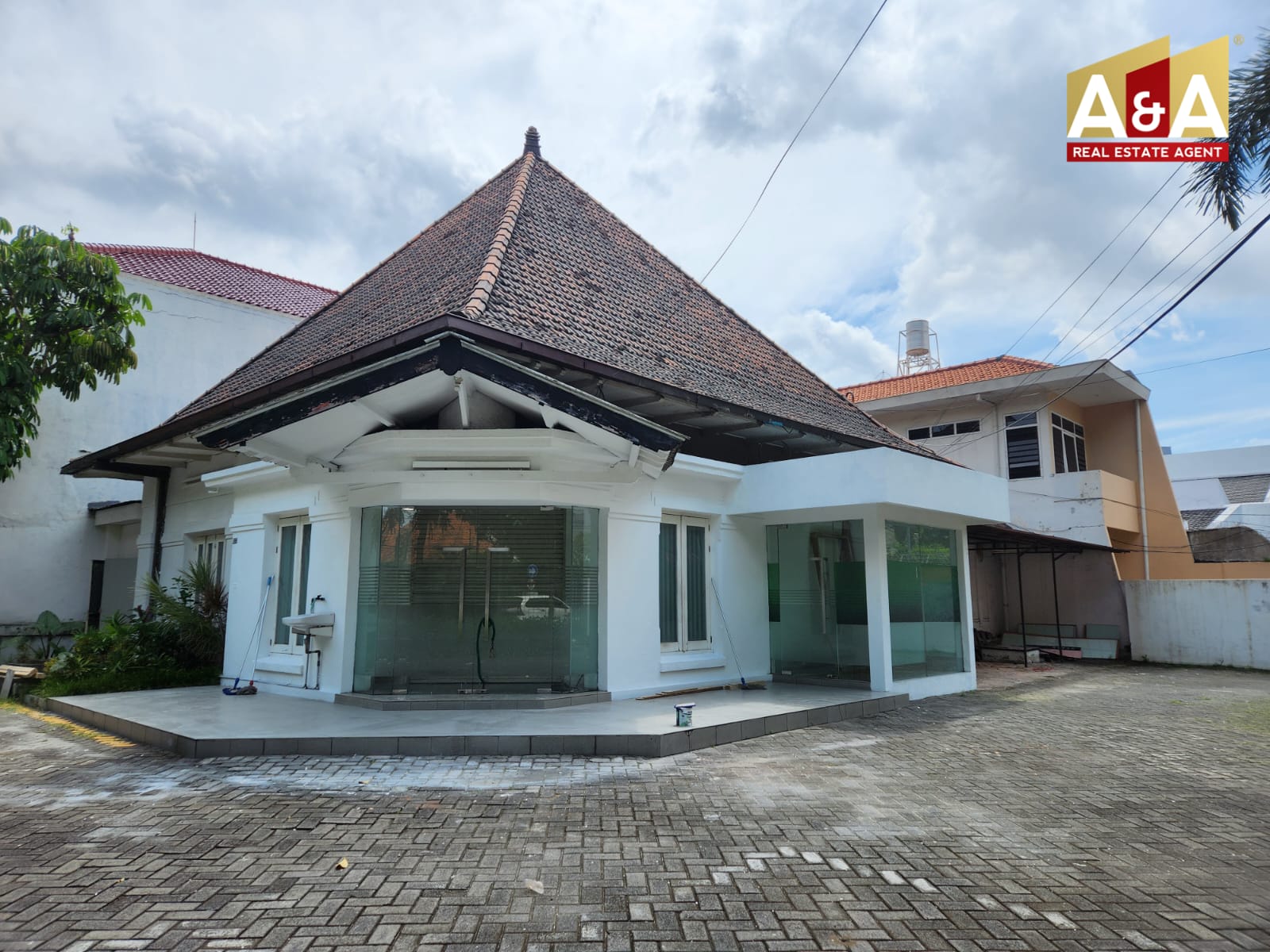 Disewakan Rumah Usaha Siap Huni Wilayah Surabaya Pusat - Image 1