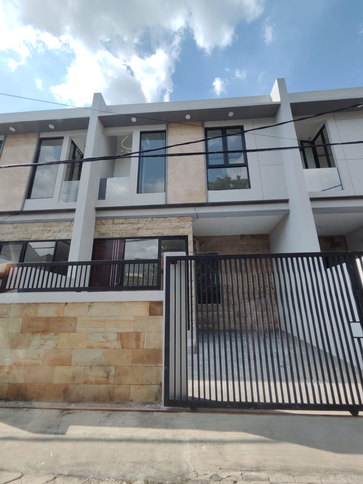 Dijual Rumah Simpang Darmo Permai Selatan Type Frenhill - Image 1