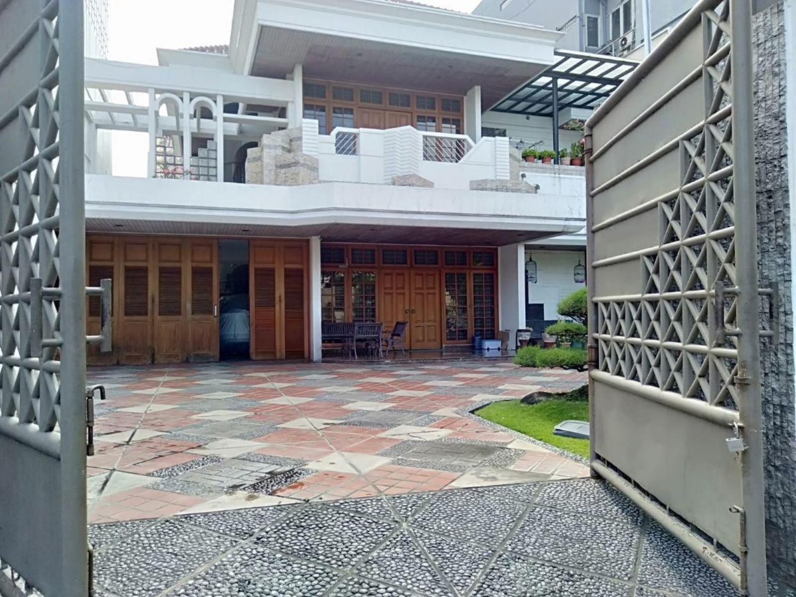 Dijual Rumah Mewah Tengah Kota di Jalan Cempaka Surabaya Pusat - Thumbnail 3