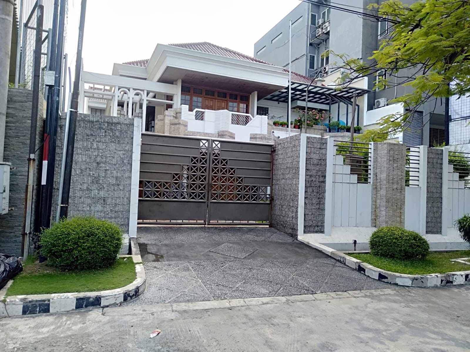 Dijual Rumah Mewah Tengah Kota di Jalan Cempaka Surabaya Pusat - Thumbnail 2