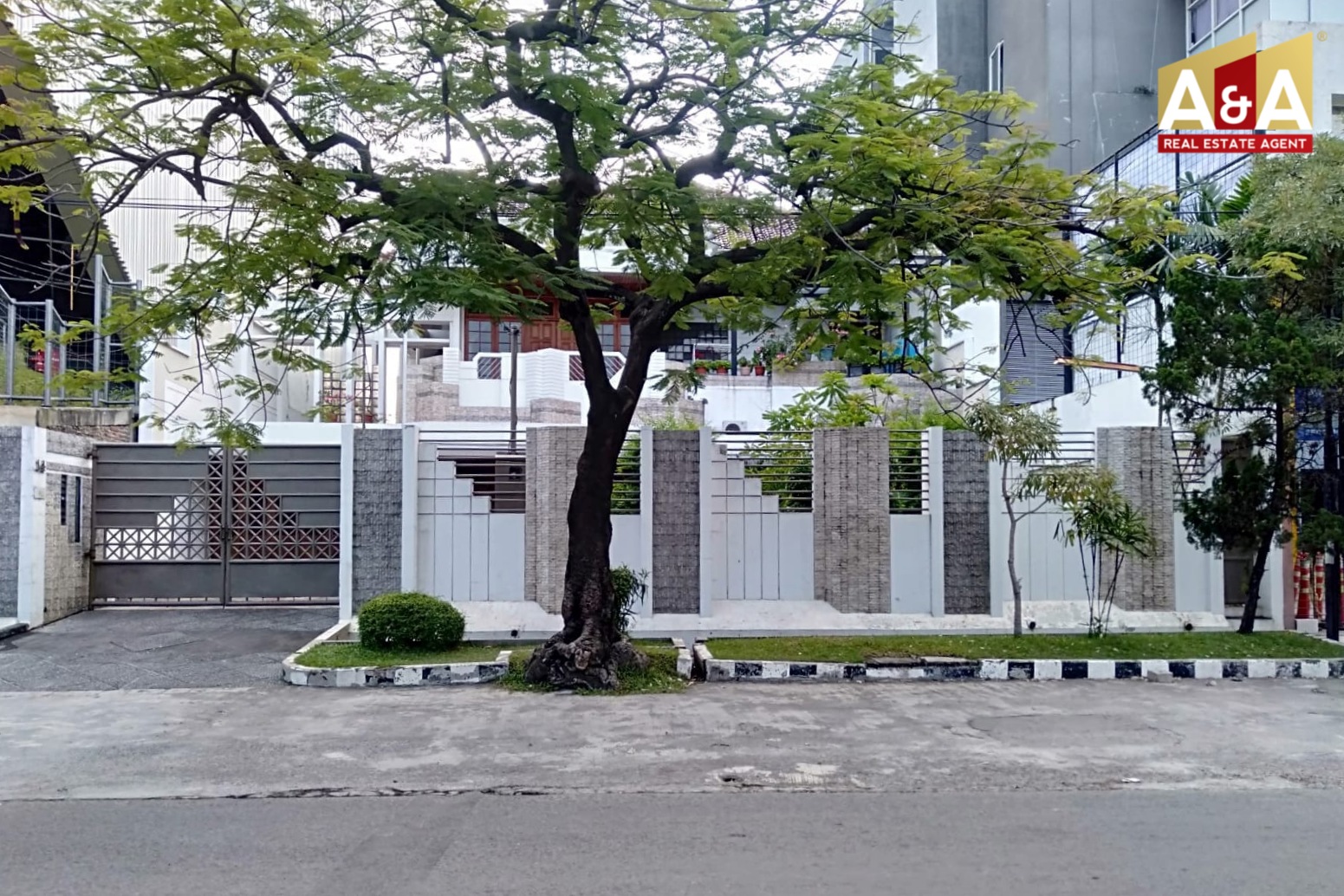 Dijual Rumah Mewah Tengah Kota di Jalan Cempaka Surabaya Pusat - Image 1