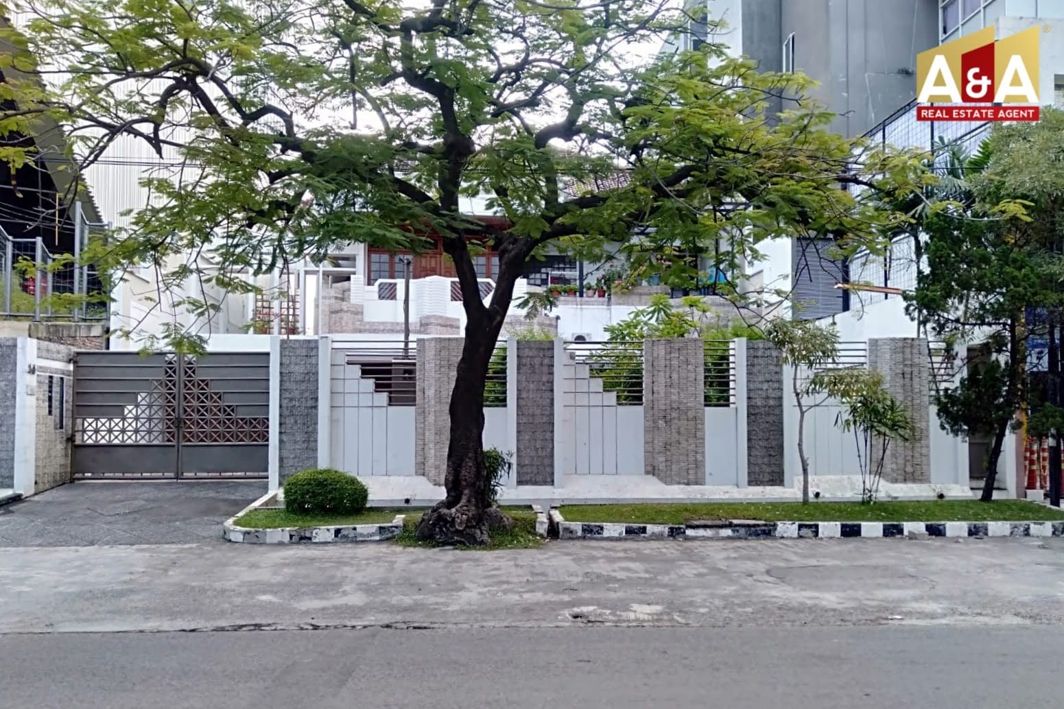 Dijual Rumah Mewah Tengah Kota di Jalan Cempaka Surabaya Pusat - Image 1