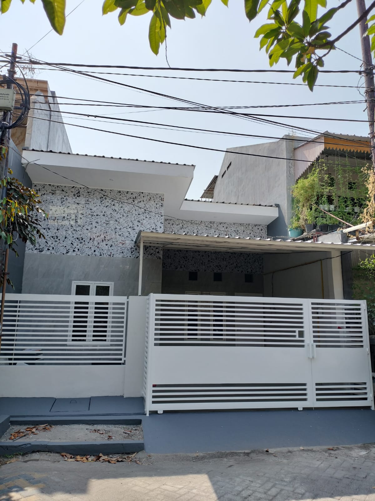 Dijual Rumah Modern Lokasi Surabaya Timur - Image 1