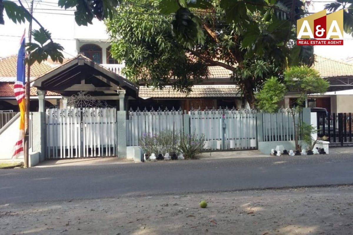 Dijual Rumah Asri dan Strategis di Ketintang Surabaya Selatan - Image 1
