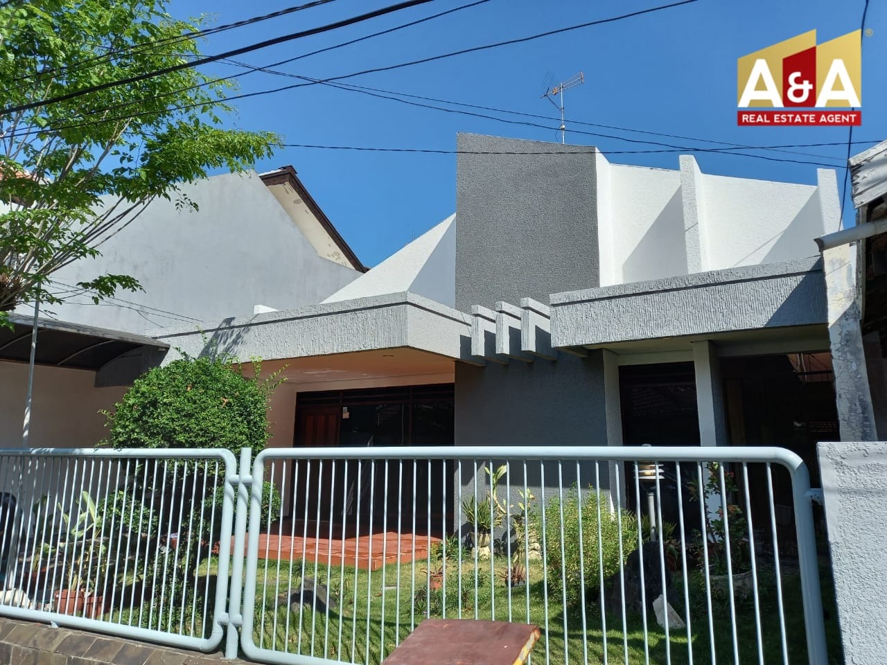 Disewakan Rumah Cantik dan Terawat di Klampis Indah Surabaya Timur - Image 1