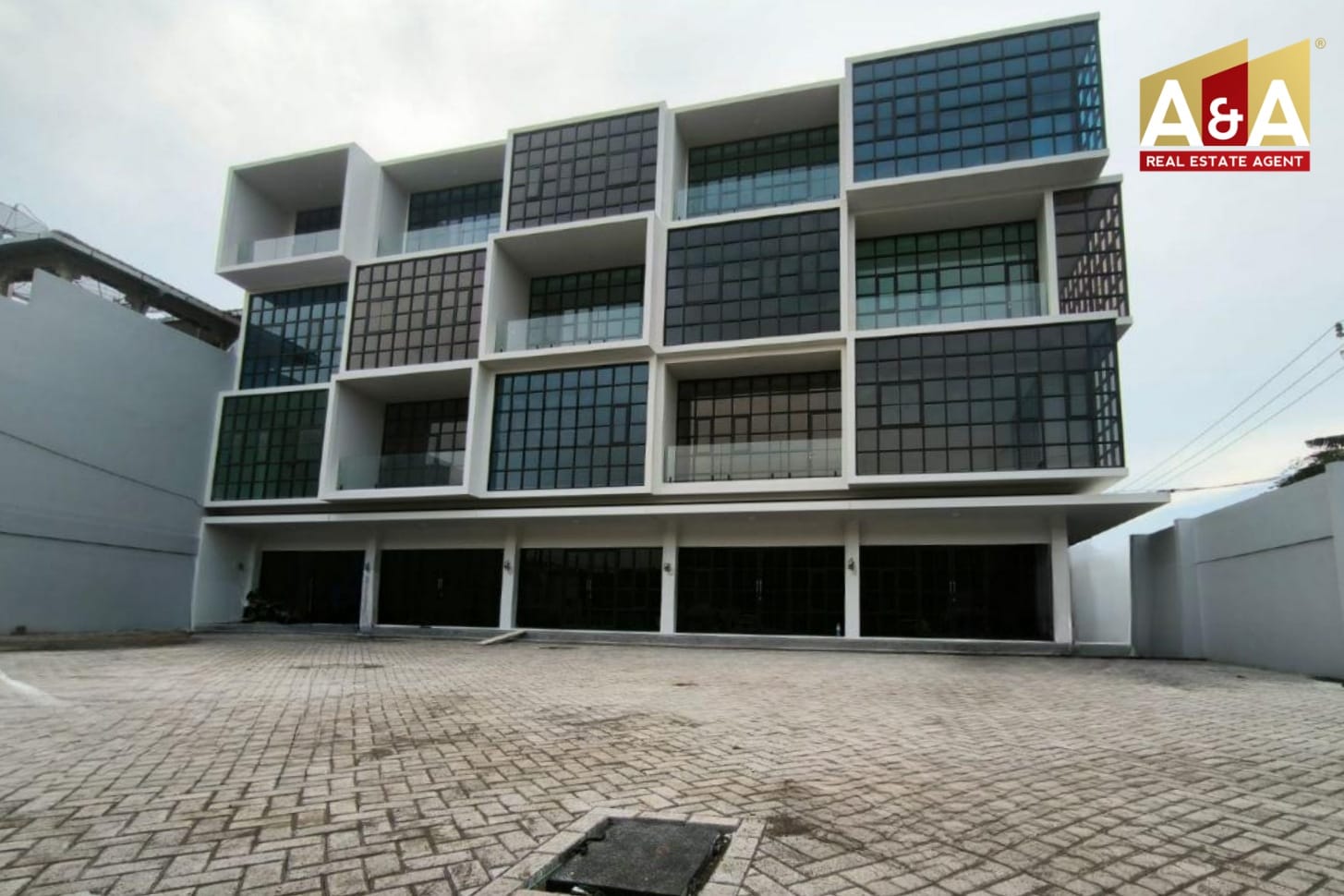 Dijual/disewakan Ruko 4 Lantai Baru Gress Lokasi Strategis Pusat Kota Surabaya - Image 1