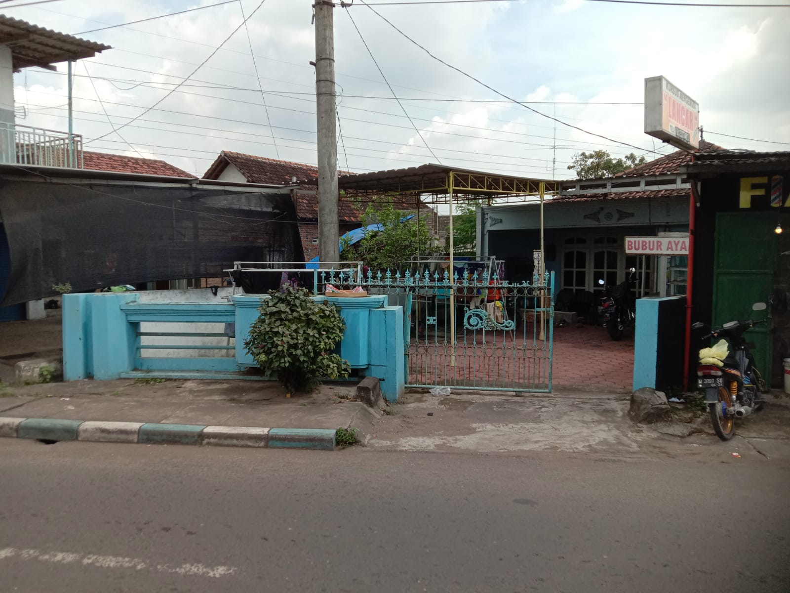 Rumah Second Berkualitas Bonus Tanah Pekarangan Luas - Image 1