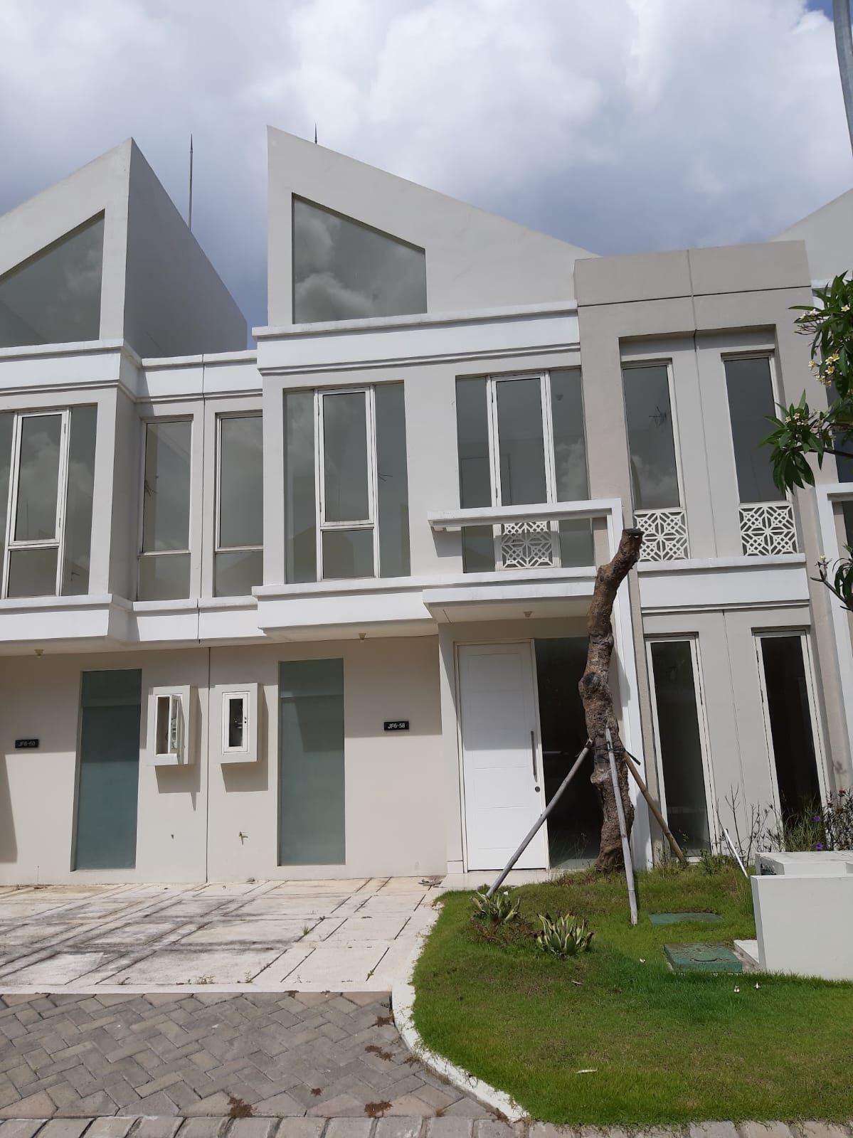 Jual/sewa rumah Grand Pakuwon Surabaya Barat - Image 1