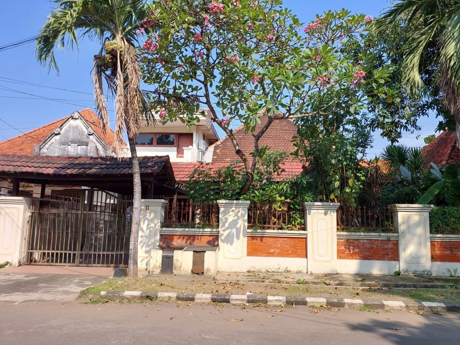 Dijual Rumah Tanggah Kota Cocok Buat Kantor/Klinik Kecantikan/Praktek Dokter - Image 1