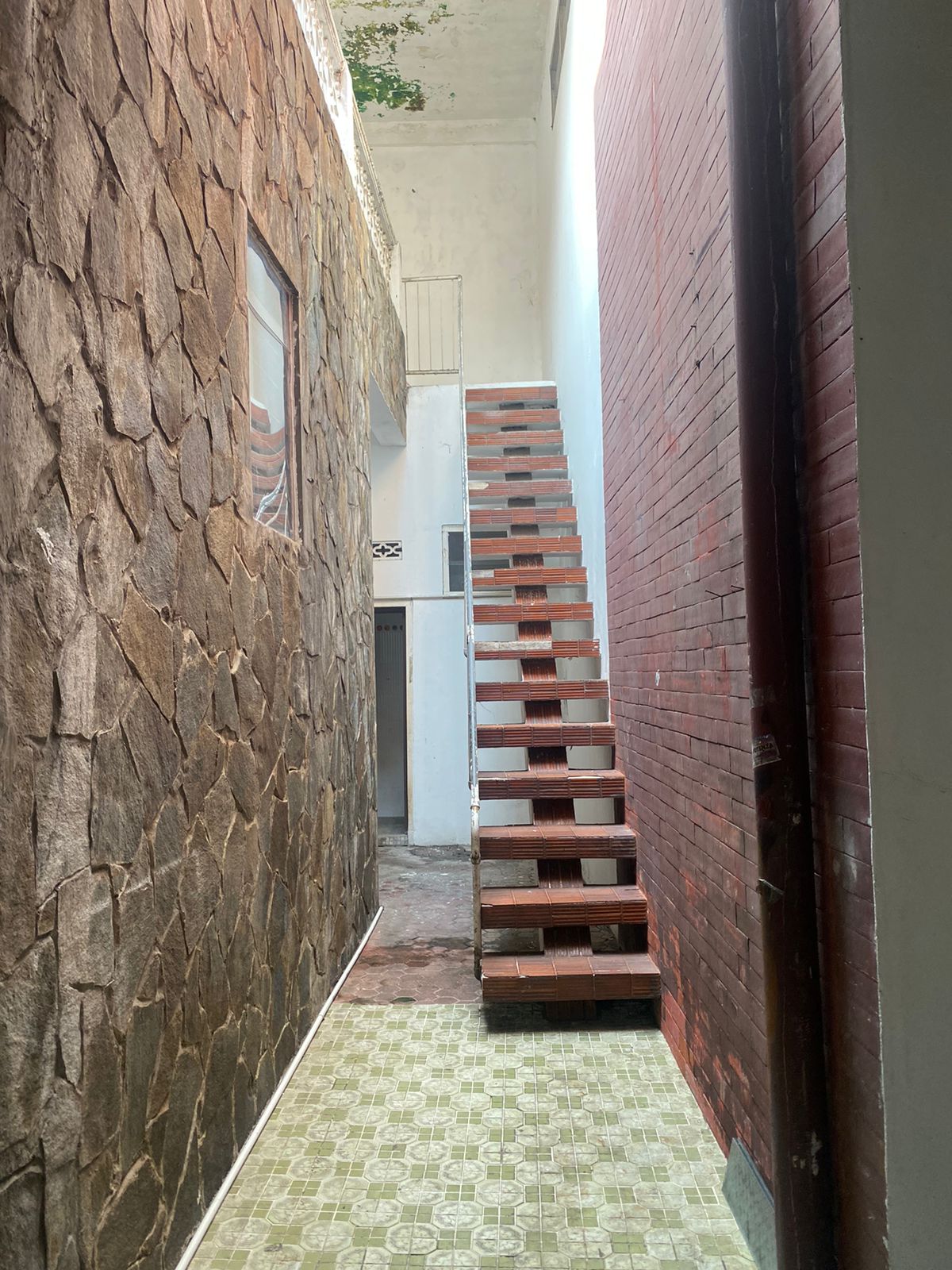 Disewakan Ruko Strategis Dua Lantai di Baliwerti Surabaya Pusat - Thumbnail 2