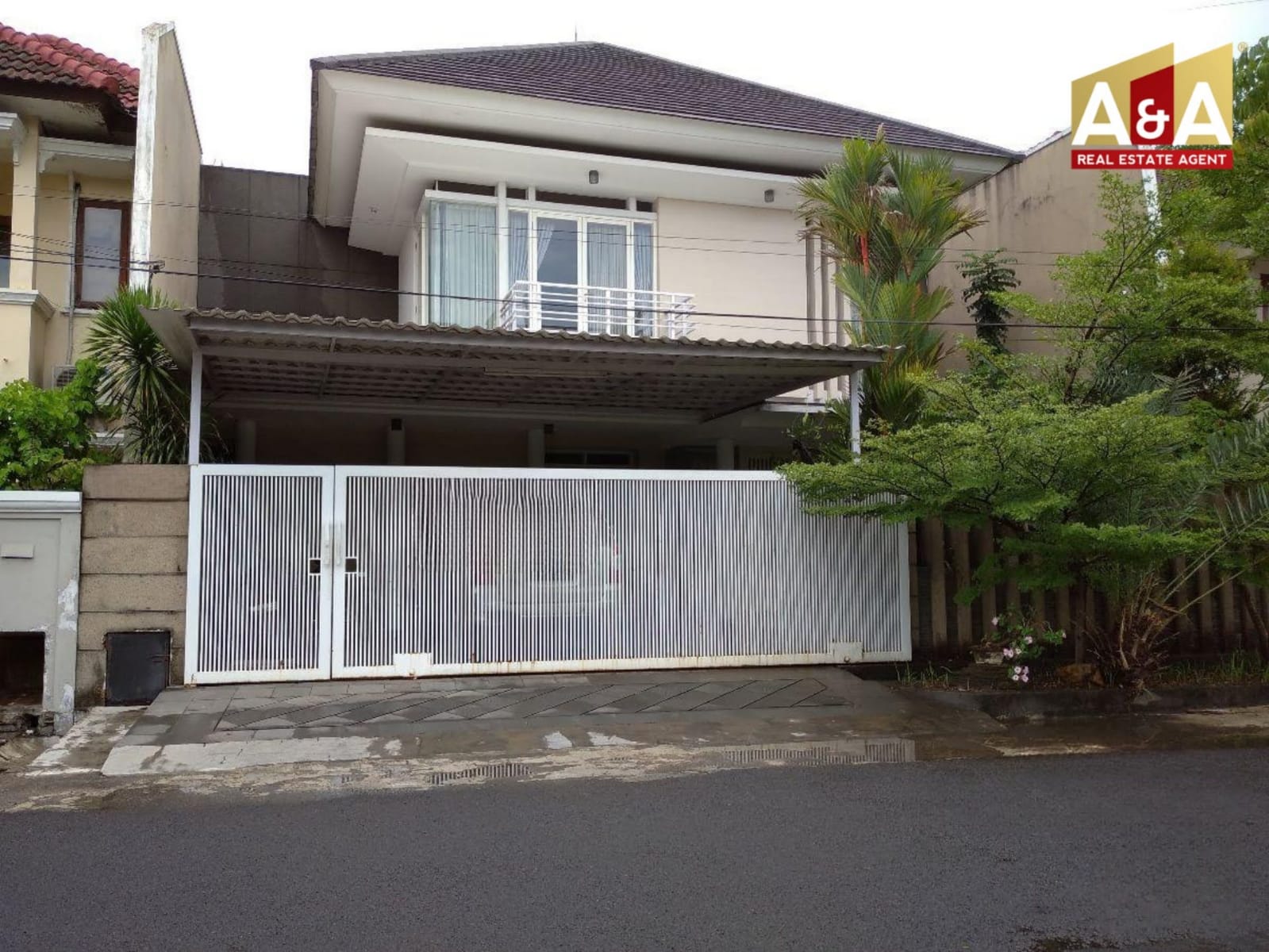 Dijual Rumah Mewah dan Strategis di Taman Pondok Indah Wiyung Surabaya Barat - Image 1