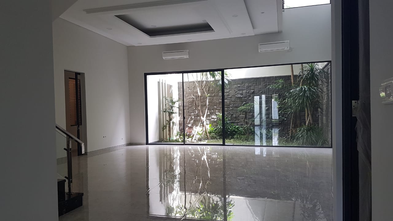 Disewakan Rumah Mewah dan Strategis di Graha Family Wilayah Surabaya Selatan - Image 1