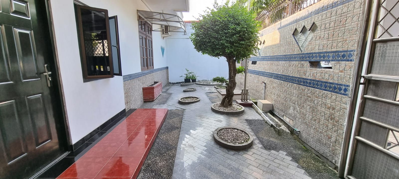 Dijual/Disewakan Rumah Siap Huni dan Nyaman di Dukuh Kupang Surabaya Barat - Thumbnail 2
