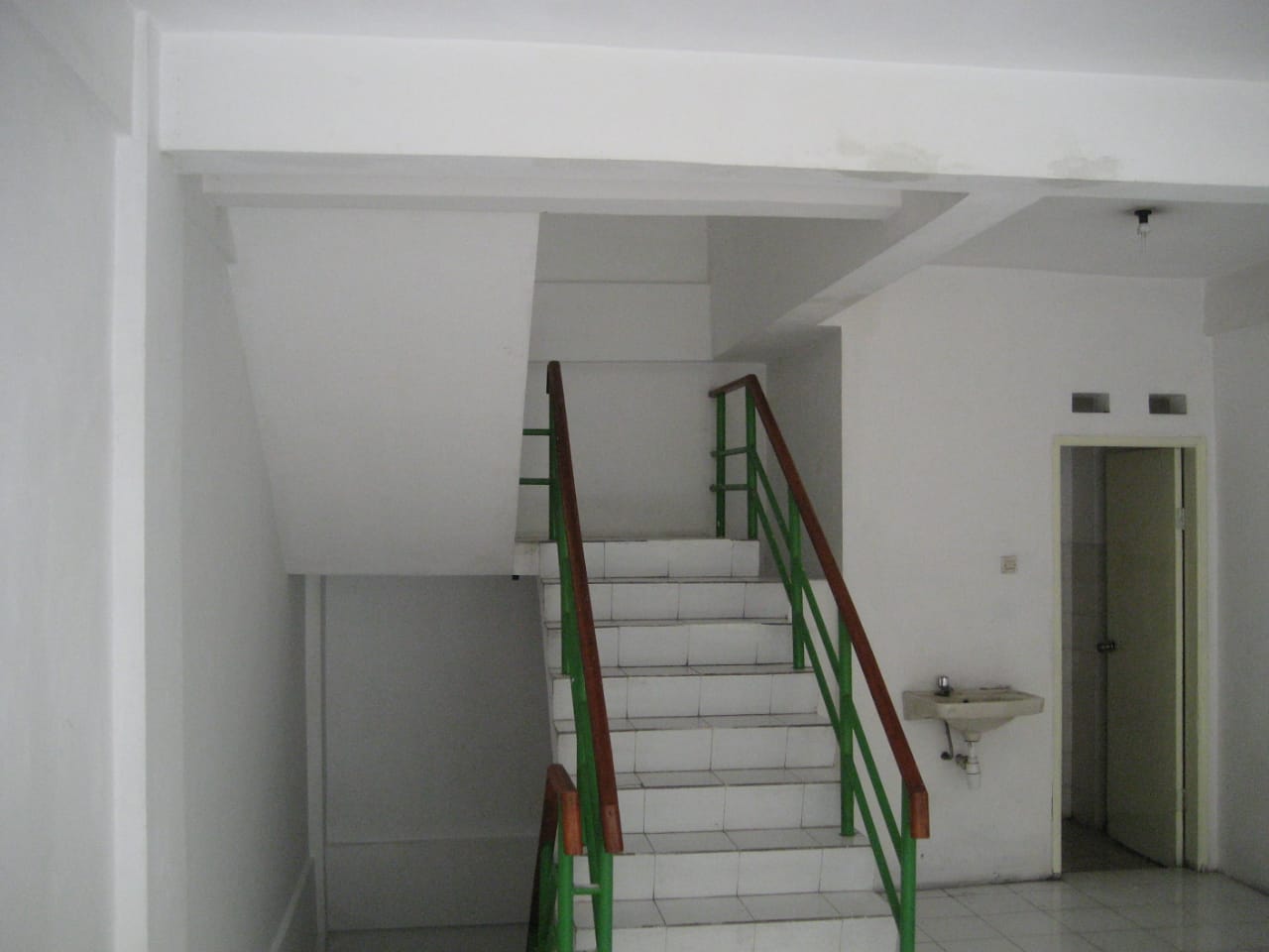 Disewakan Ruko Klampis Strategis di Surabaya Timur - Image 1