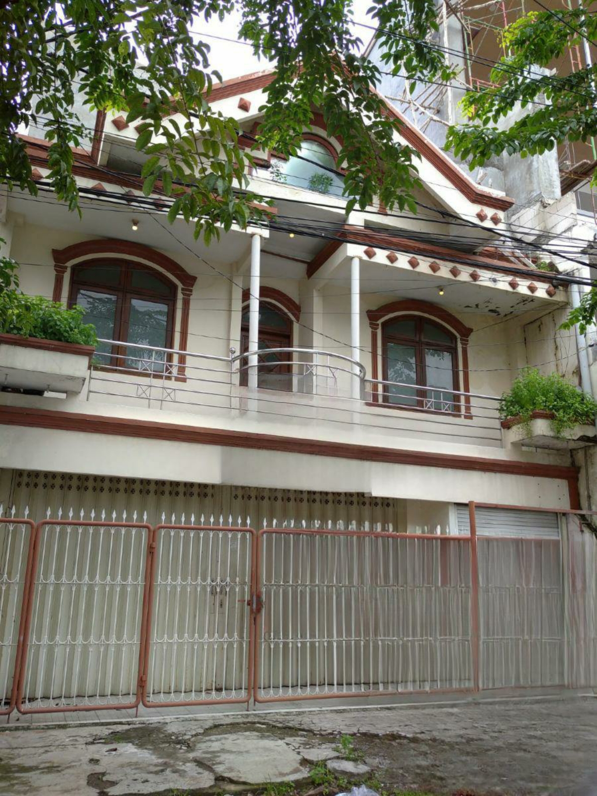 Disewakan rumah strategis raya nginden surabaya - Image 1