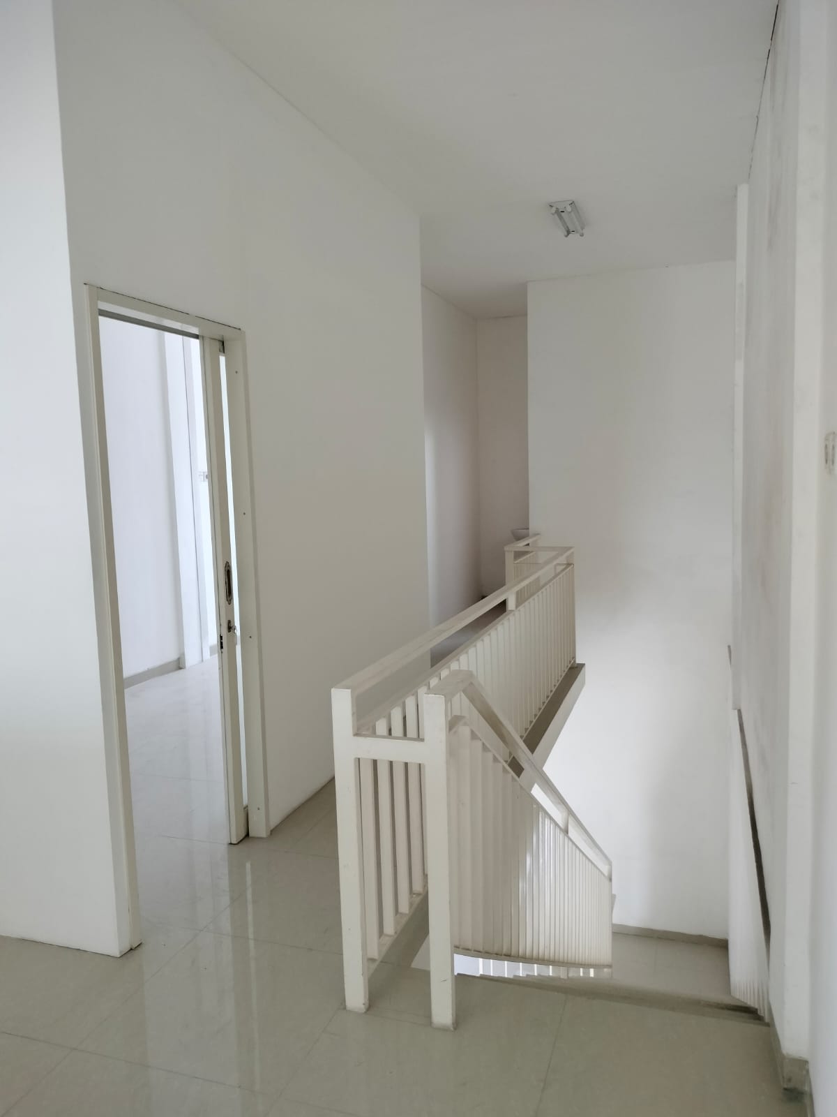 Disewakan Ruko Siap Huni Lokasi Strategis di Rungkut Madya Surabaya Timur - Thumbnail 3