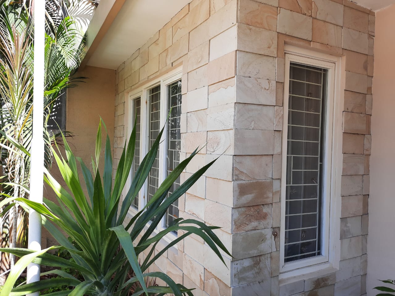 Dijual Rumah Cantik dan Terawat Taman Pondok Indah Surabaya Barat - Thumbnail 2