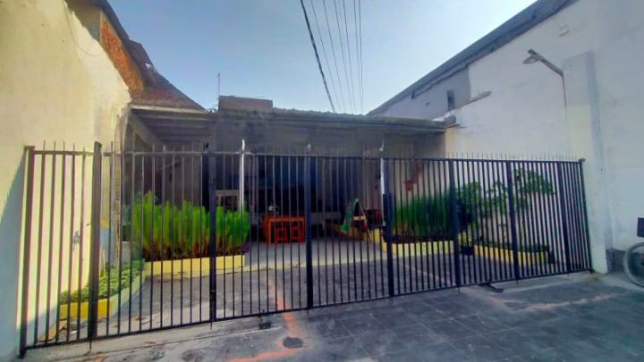 Dijual Rumah, Rumah Kos dan Rumah Makan Lokasi Strategis di Manyar Kertoarjo Surabaya Timur - Image 1