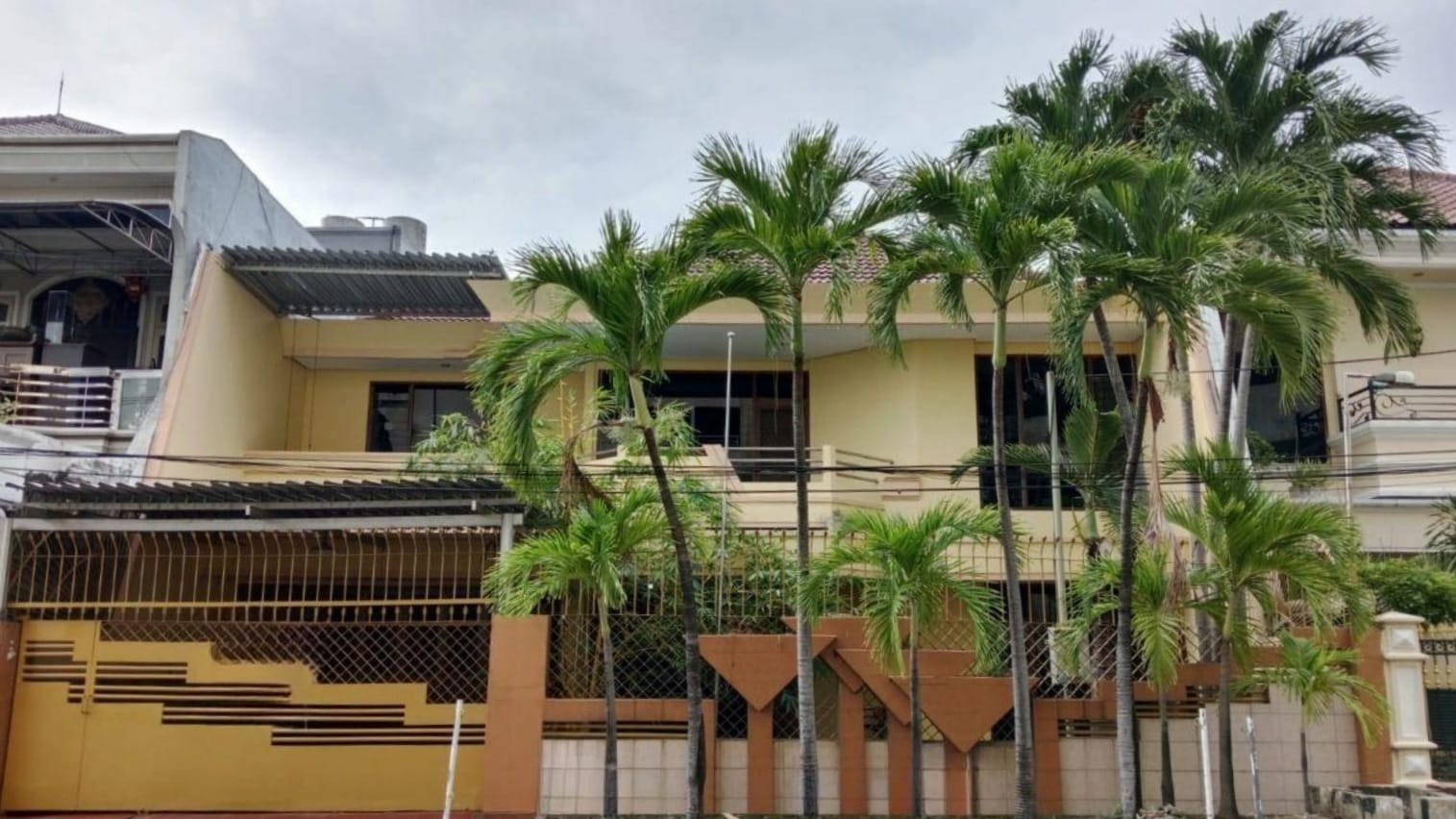 Disewakan Rumah Mewah Siap Huni dan Strategis di Dharmahusada Permai Surabaya Timur - Thumbnail 4