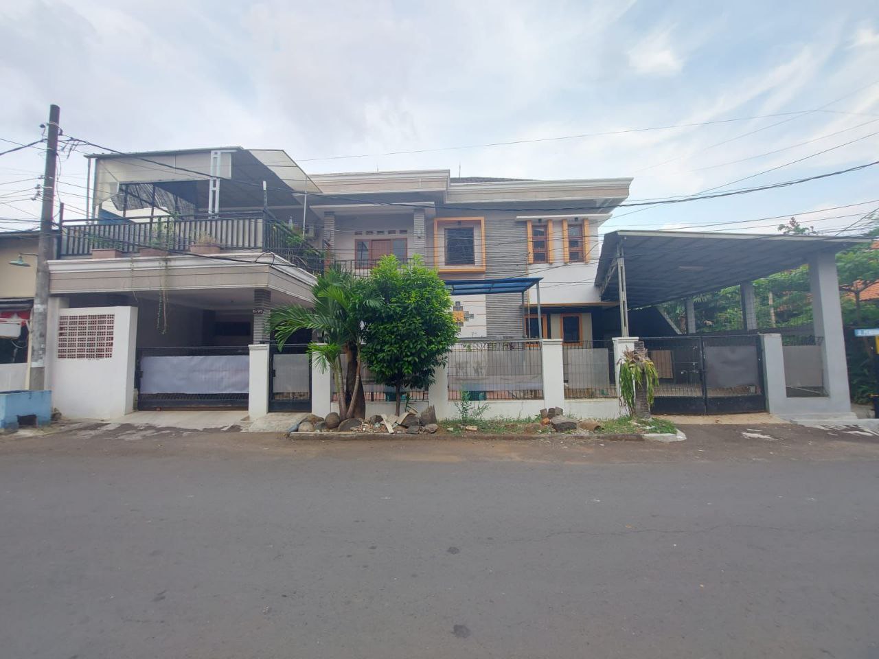 Dijual Rumah 2 Lantai di Jakarta Timur - Image 1
