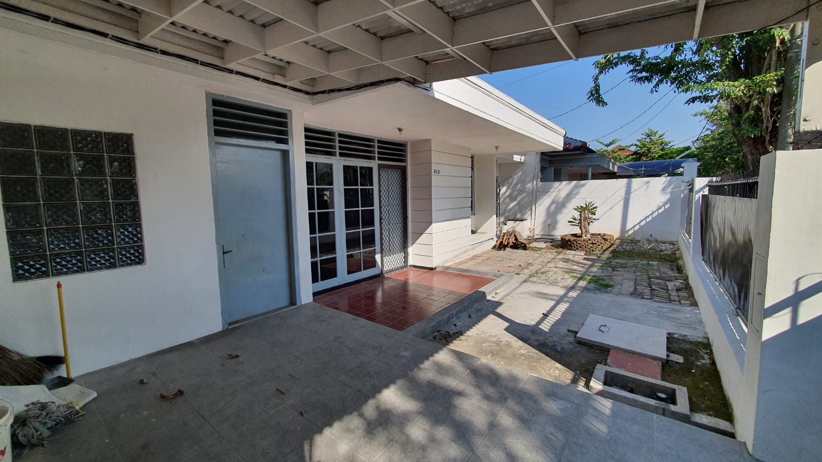 Dijual/Disewakan Rumah Lokasi Strategis di Raya Darmo Harapan Indah Surabaya Barat - Thumbnail 2