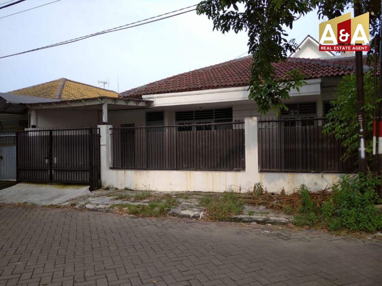 Dijual/disewakan Rumah Lokasi Strategis Raya Darmo Harapan Indah Surabaya Barat - Image 1